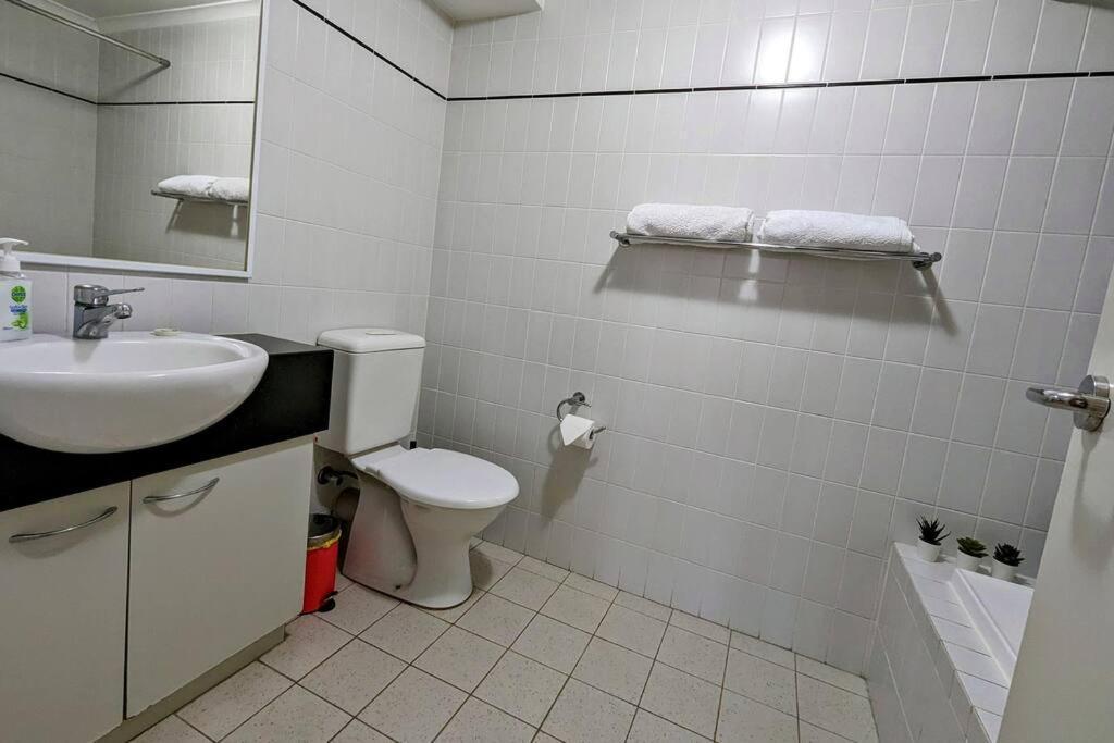 City & Lakeside With Free Parking, Pool And 10 Mins Walk Into The City Perth Ngoại thất bức ảnh