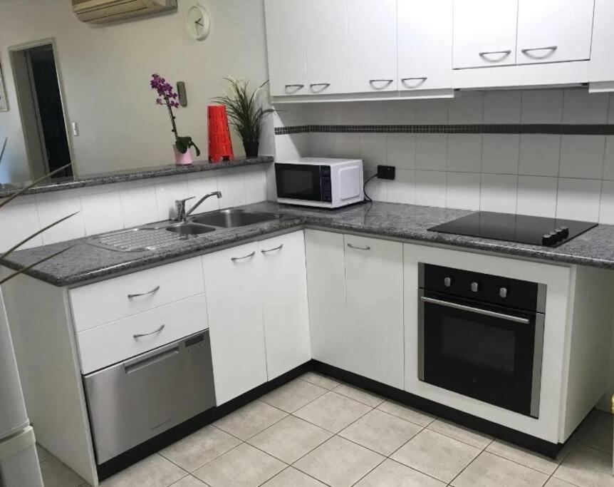 City & Lakeside With Free Parking, Pool And 10 Mins Walk Into The City Perth Ngoại thất bức ảnh