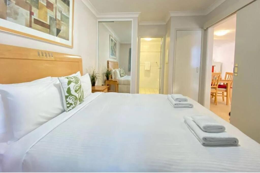 City & Lakeside With Free Parking, Pool And 10 Mins Walk Into The City Perth Ngoại thất bức ảnh