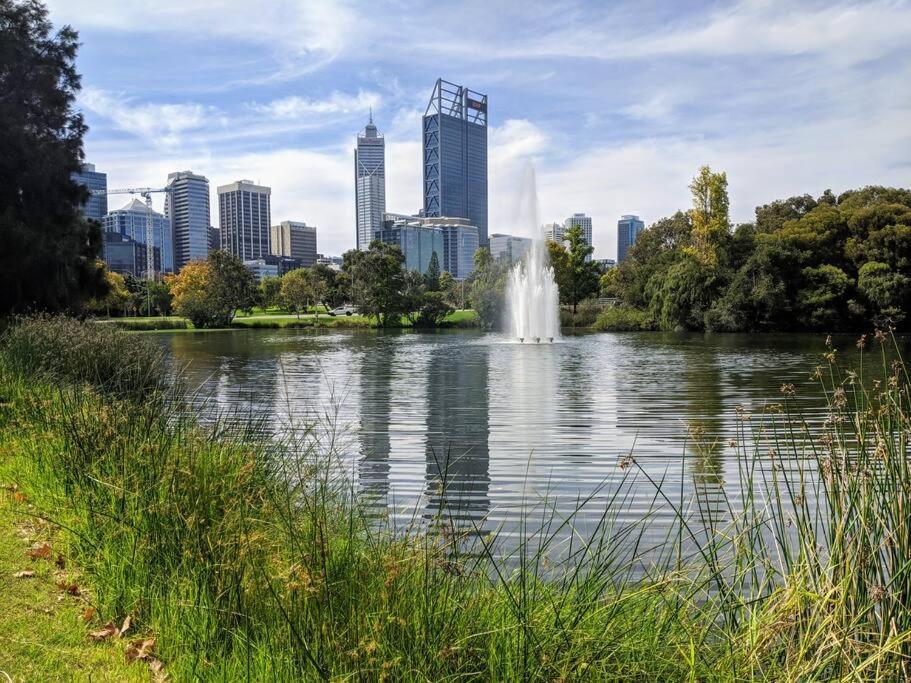 City & Lakeside With Free Parking, Pool And 10 Mins Walk Into The City Perth Ngoại thất bức ảnh