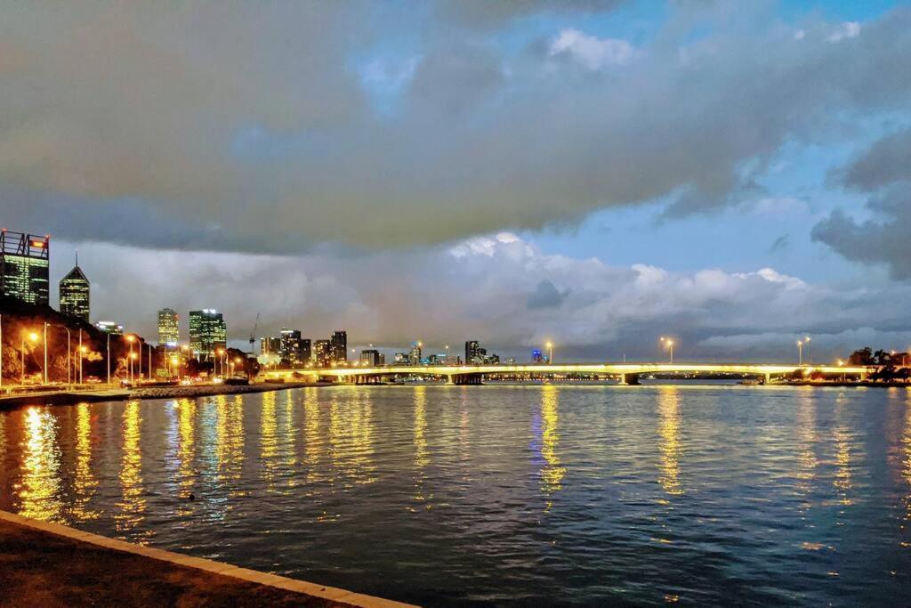 City & Lakeside With Free Parking, Pool And 10 Mins Walk Into The City Perth Ngoại thất bức ảnh